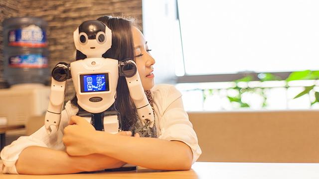 小艺机器人与美女合影